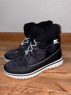 Sorel Women’s Cozy Carnival Black Waterproof Flat Boots - size 8